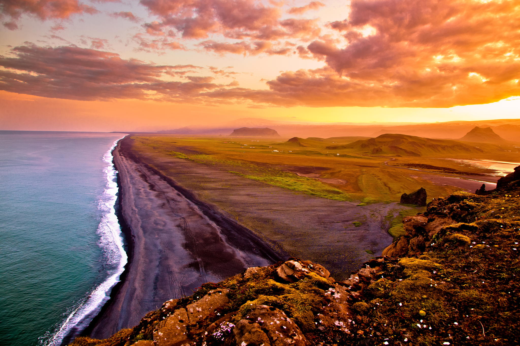 Место где встречаются. Полярный день в Исландии. Исландия пейзажи. Исландия пейзажи завораживающие. Исландия закат.