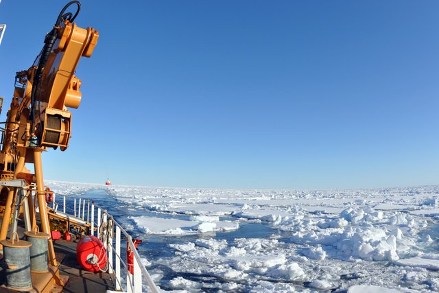 Арктика сегодня: «мост» к нашему шельфу, экономическое освоение Арктики и арктические полезности