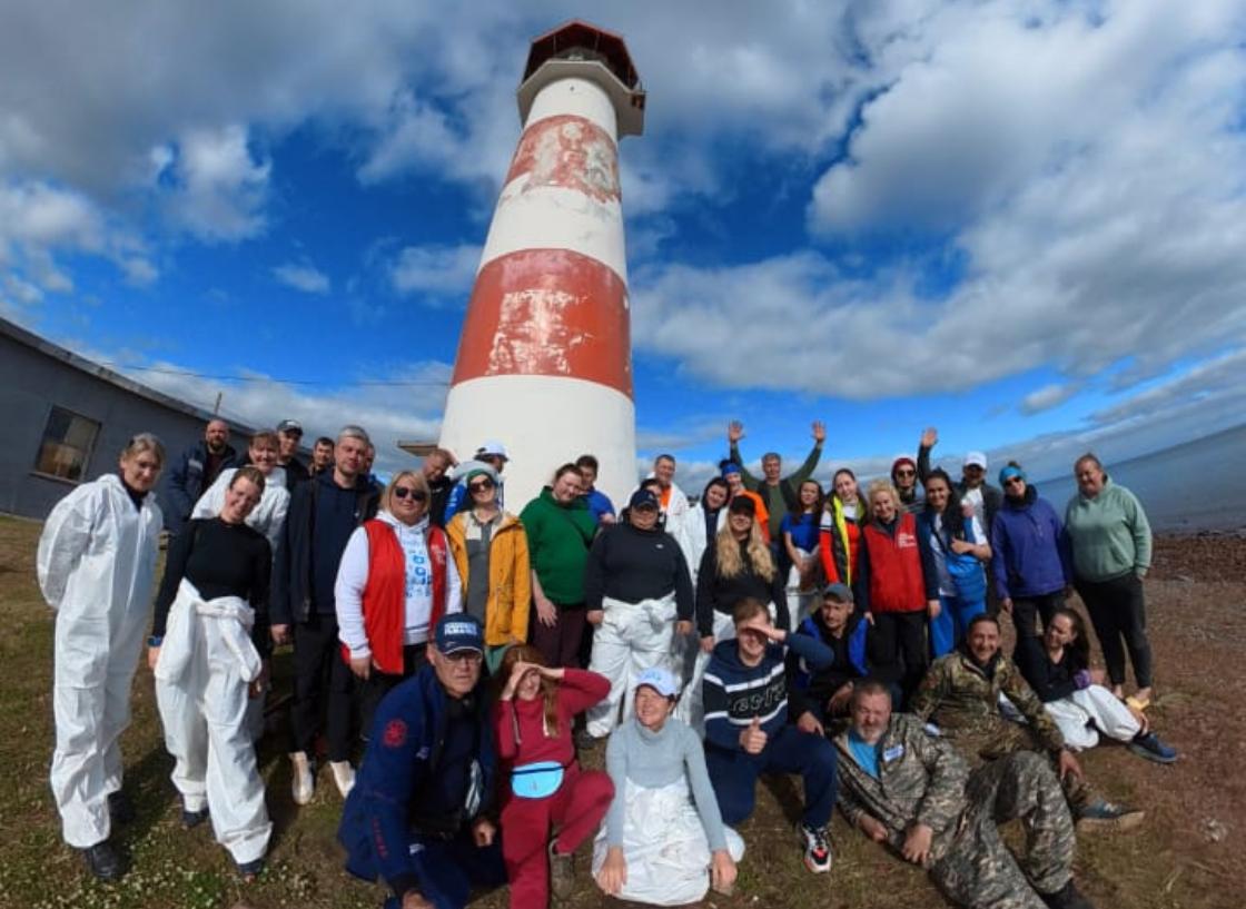 Волонтеры помогли облагородить маяк Кашкаранцевский в Мурманской области