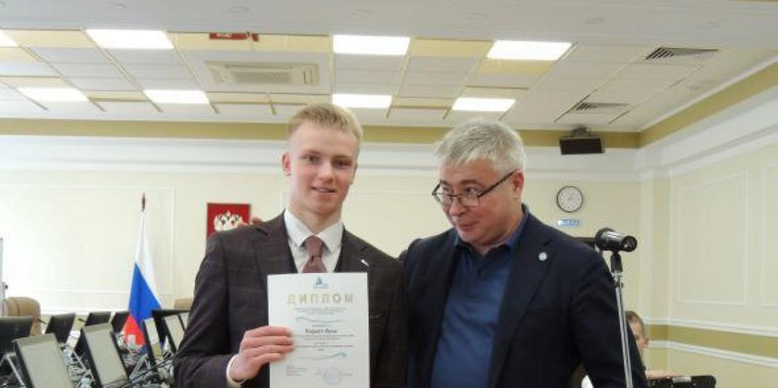 Александр Стоцкий вручил диплом победителю водного конкурса