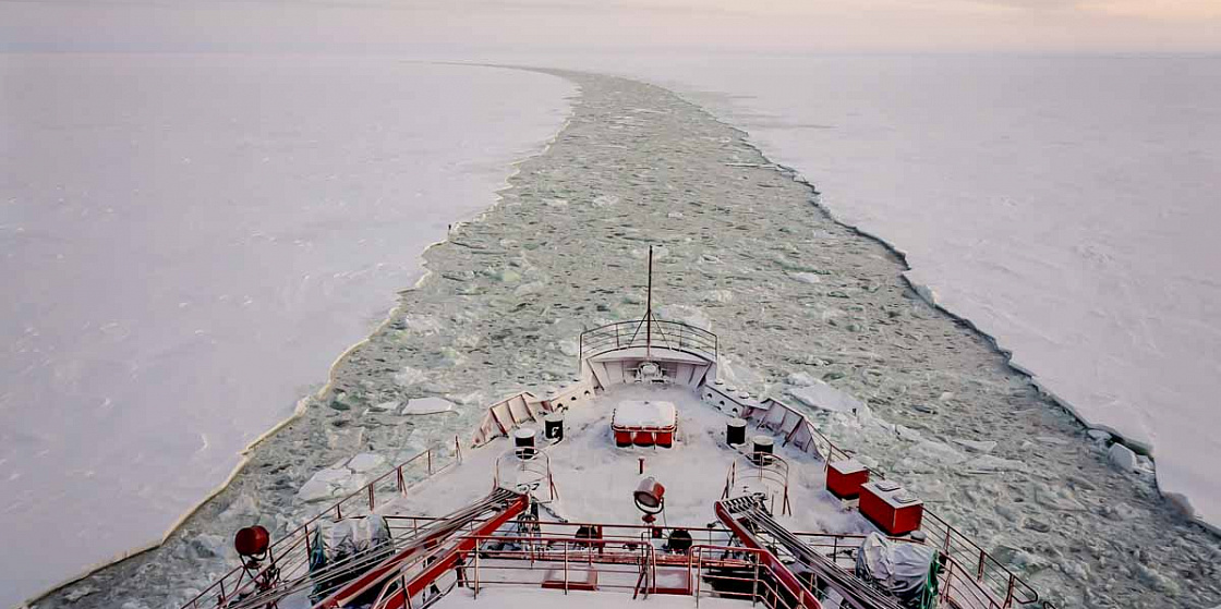 Арктика сегодня: газовозы, ледоколы и дирижабли